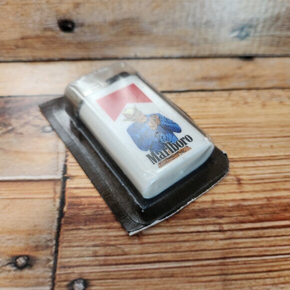 1989 MARLBORO VINTAGE White Lighter COWBOY GRAPHICS SEALED PACKAGE - Picture 3 of 4